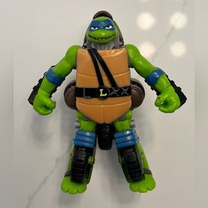 Mutant Ninja Turtles: Mutations Twist N Mutate Leonardo to 3-Wheel SlingShot